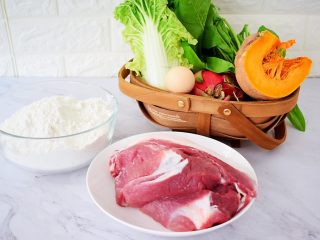 1、多彩饺子,准备好材料