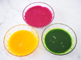 2、多彩饺子,先把火龙果用果汁杯打成泥取90克备用，南瓜去皮蒸熟压成泥取90克备用，菠菜洗净加水放入果汁杯打成泥，过滤80克菠菜汁备用