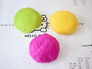 3、多彩饺子,再分别把打好的果蔬汁加入面粉，揉成光滑的面团，盖上保鲜膜醒发30分钟