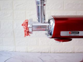 4、多彩饺子,厨师机装上绞肉配件，再猪肉绞成肉末