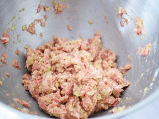 6、多彩饺子,启动海氏厨师机搅拌均匀，这样馅料就做好了