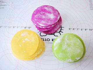 9、多彩饺子,依次这样做好其他两个颜色的饺子皮