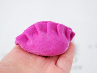 11、多彩饺子,然后一折一折那样拍好捏紧压实