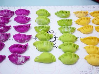 12、多彩饺子,依次做完所有的饺子皮