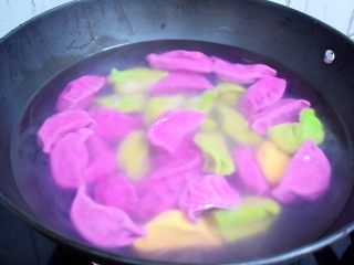 13、多彩饺子,锅中烧开水，放入饺子煮熟