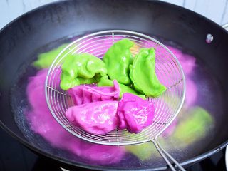 14、多彩饺子,捞出装入盘中即可食用