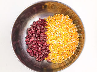 4、玉米渣粥,把玉米渣和大芸豆混合在一起