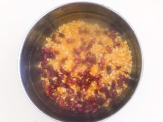 5、玉米渣粥,用冷水淘洗干净后,浸泡2个小时,这样做出来的玉米渣粥更佳软糯