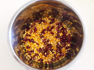 6、玉米渣粥,把浸泡好的玉米渣和大芸豆倒入锅中