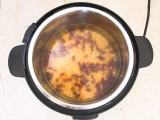 11、玉米渣粥,把锅胆放入压力锅中