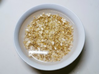 5、紫薯燕麦粥,生麦片用清水浸泡2个小时