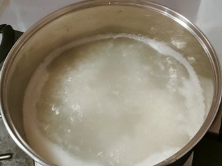 8、紫薯燕麦粥,大火煮开之后 转中小火