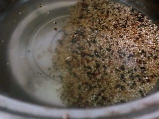 2、藜麦红枣粥,三色藜麦清洗干净去除杂质，洗的时候反复多洗几遍，藜麦很容易煮熟，也可以不提前浸泡。