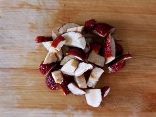 4、藜麦红枣粥,清洗干净的红枣去核，切成丁，我用的是新疆的灰枣，甘甜肉厚。