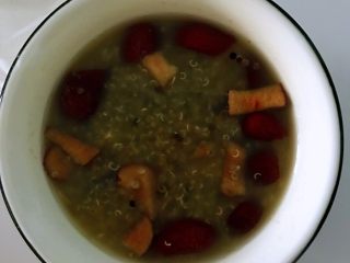 5、藜麦红枣粥,看下锅中的藜麦八成熟时加入红枣，也就是藜麦露出可爱的小芽芽时，继续煮至透明状就好了，此时营养和口感最佳，全程用时十分钟。