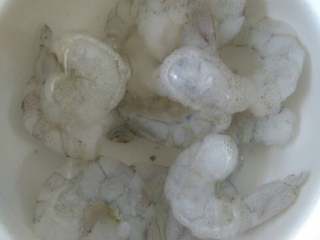 1、皮蛋虾仁粥（清淡）,把虾仁剔净洗好，待用