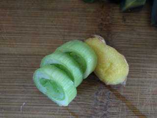 3、皮蛋虾仁粥（清淡）,葱和姜切成沫（如果不爱吃可以切大点，好挑出去(๑•̀ㅁ•́ฅ)）