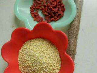 1、枸杞山药小米粥,准备好所有食材！