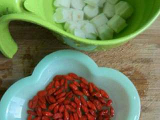 2、枸杞山药小米粥,山药去皮切块清水浸泡，枸杞洗净。