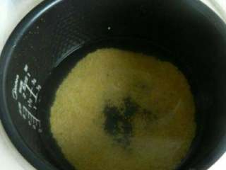 3、枸杞山药小米粥,电饭锅加入适量清水放入洗净的小米。