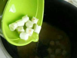 4、枸杞山药小米粥,再放入山药，盖上盖按下煮粥键。