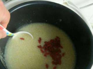 5、枸杞山药小米粥,粥稠米烂后放入枸杞，煮5分钟切。