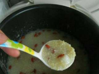 6、枸杞山药小米粥,搅拌均匀后即可食用！