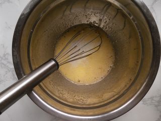 4、抹茶玛德琳蛋糕,接着在加入牛奶和香草精搅匀