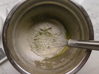 5、抹茶玛德琳蛋糕,在将低粉、抹茶粉和泡打粉过筛到盆子里