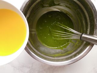 6、抹茶玛德琳蛋糕,倒入黄油液搅匀，室温静置20分钟后装入裱花袋，送入冰箱冷藏半个小时左右即可。