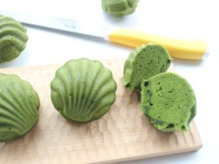 11、抹茶玛德琳蛋糕,吃的时候配一杯红茶，最赞了！