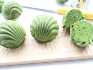 12、抹茶玛德琳蛋糕,有些许气孔属于正常现象。