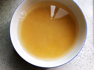 2、鸡汁海参小米粥,洗净之后用清水浸泡半个小时,小米不易多洗,一遍就够了