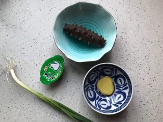 5、鸡汁海参小米粥,这期间我们来准备其他用料,海参是已经泡发好并且煮熟的海参