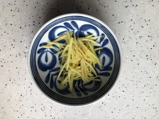 6、鸡汁海参小米粥,生姜去皮洗净之后切成丝,切的稍微细一点比较好