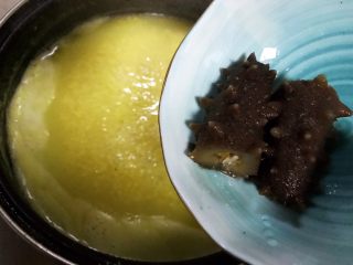 11、鸡汁海参小米粥,放入海参