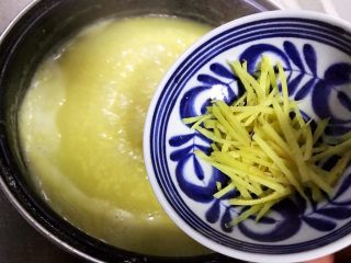 10、鸡汁海参小米粥,放入姜丝