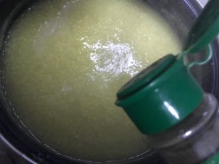 14、鸡汁海参小米粥,加适量胡椒粉