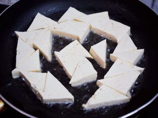 3、家常炒豆腐,锅中倒入适量的食用油烧热，放入豆腐