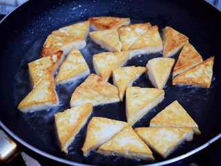 4、家常炒豆腐,小火煎至两面金黄色