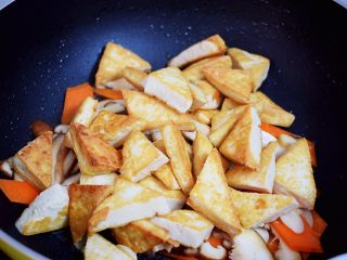 8、家常炒豆腐,放入豆腐