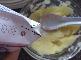 8、芝士焗土豆泥,加入1勺牛奶