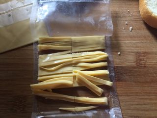 10、芝士焗土豆泥,将芝士片切成细小条状