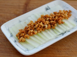 7、肉末冬瓜,把肉末放到冬瓜上面