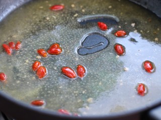 11、肉末冬瓜,再放入枸杞搅拌均匀关火