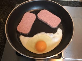 1、豪华三明治,鸡蛋、火腿片小火煎好,并用吸油纸吸去表面油份