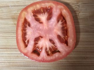 2、豪华三明治,番茄洗净,切厚片