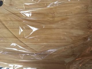 4、豪华三明治,取一张保鲜膜