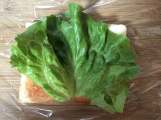 7、豪华三明治,放上一片生菜