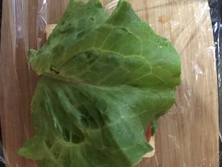 14、豪华三明治,盖上一片生菜
